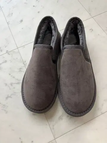 Ritzy 페이크 스웨이드 슬립온 그레이 25 무스탕 모카신