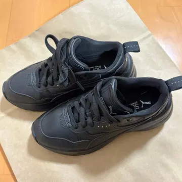 PUMA 블랙 스니커즈 통굽