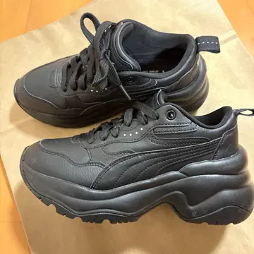 PUMA 블랙 스니커즈 통굽