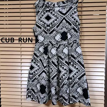 CUB RUN 슬리브리스 미니 원피스 화이트 블랙 기하학 패턴