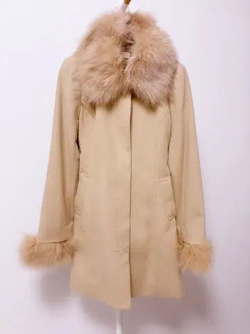 퍼 달린 베이지 롱 코트