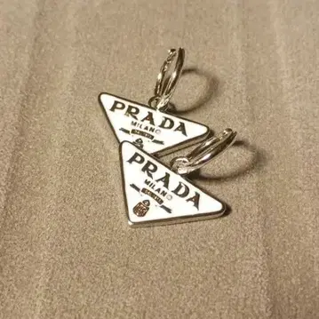 여성용 귀걸이 로고 화이트