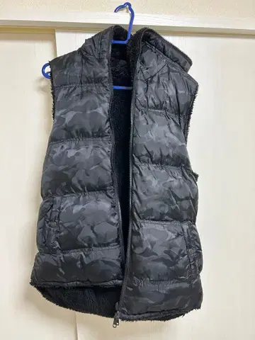 카모플라쥬 패턴 후드 부착 다운 베스트