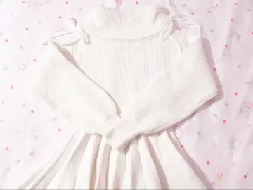 NICE CLAUP 오프숄더 플리츠 니트 미니 원피스 아이보리