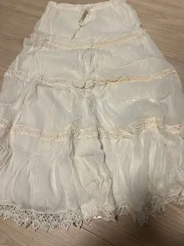 화이트 레이스 장식 플레어 롱 스커트