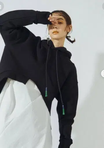 UN3D. 헴컷 숏 후디