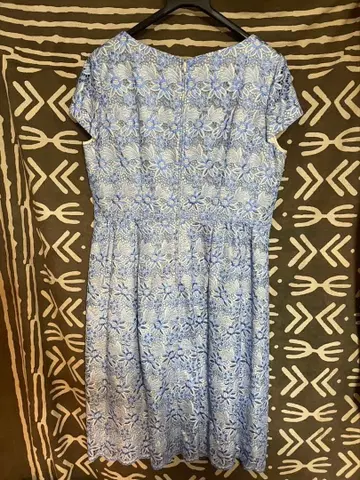 파란색 자수 슬리브리스 무릎 기장 원피스