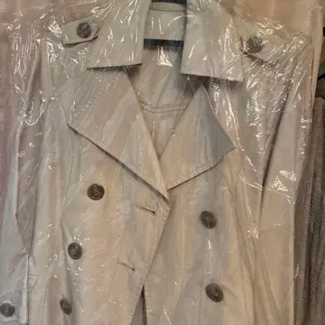 베이지 더블 브레스트 트렌치코트