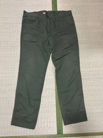 군복 바지 스타일의 아주 와이드한 팬츠