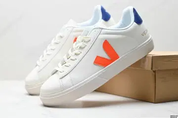 VEJA 화이트 오렌지 스니커즈