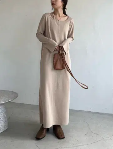 CAPRICIEUX LE'MAGE 스퀘어넥 컷 원피스 베이지