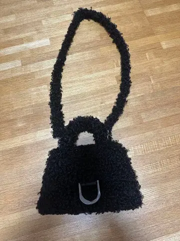 블랙 퍼 숄더백