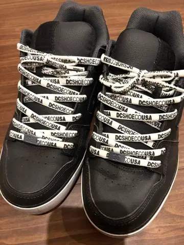 DC 블랙 스니커즈