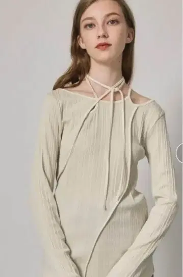 랜덤 리브 홀 컷 아웃 상의