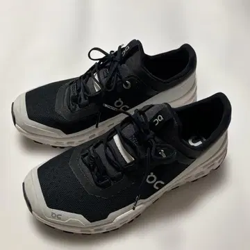 On Cloudultra 블랙/화이트 스니커즈