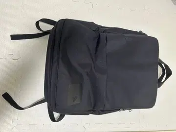 블랙 백팩 심플한 디자인