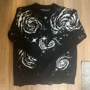 은하 무늬 긴팔 니트 스웨터 블랙 화이트