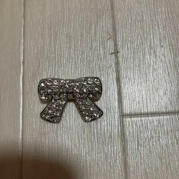 크리스탈 리본 브로치