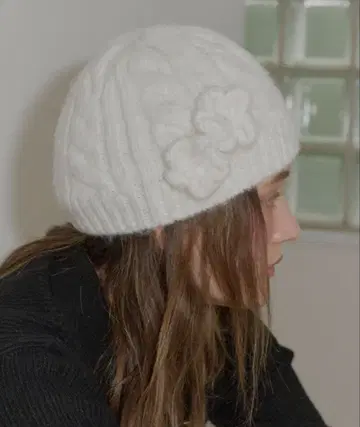 미사용 새상품 GIUNON 플라워 케이블 니트 캡