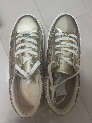 마이클코어스 골드 스니커즈