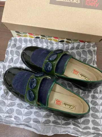 아우라 카일리 x 클락스 버튼 로퍼 네이비