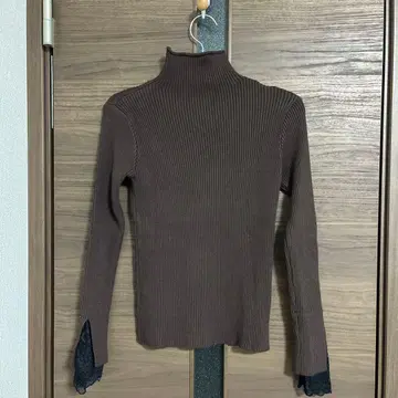 브라운 터틀넥 스웨터