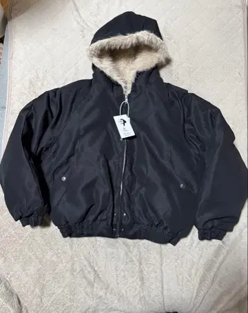 후드 부착 블랙 점퍼