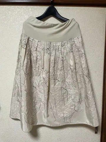 AR 아이보리 자수 플레어 스커트