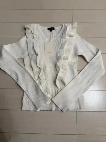 미사용 새상품 니트 리엔다 프릴 정가 6750