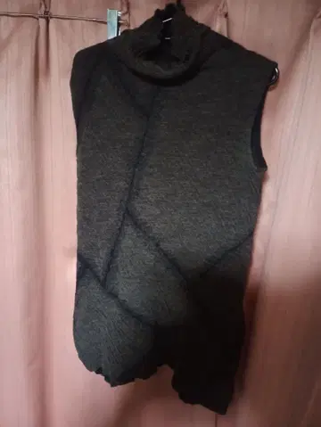 ANTINOE 나이가이제 다크 그레이 터틀넥 슬리브리스 스웨터