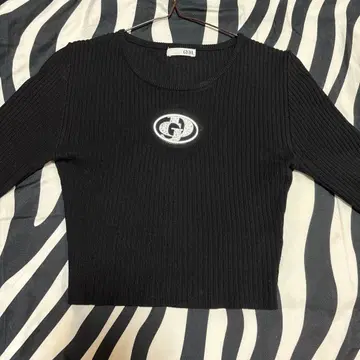 GYDA 블랙 크롭 상의