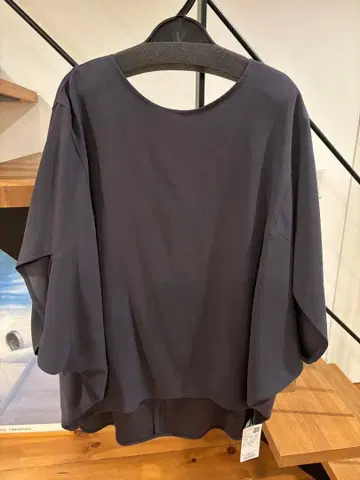 [ 시착만 한 미사용 ] 다크 그레이 플레어 슬리브 셔츠