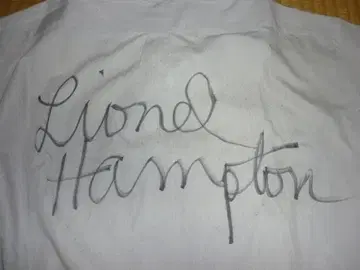 정품 쇼와 38년 내한 재즈 거장 라이오넬 햄튼 셔츠 등 부분 친필 사인