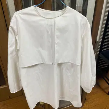 화이트 긴팔 셔츠 앞면 덧댐 디자인 로헨 lohen