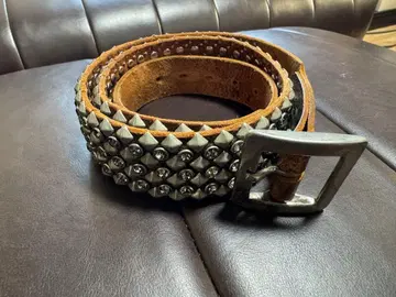 스터드 장식 가죽 벨트