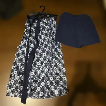 Lily Brown 네이비 플레어 스커트 사이즈 F