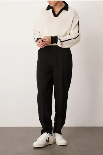 블랙 와이드 팬츠 뒷주머니 부착