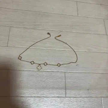 골드 꽃 모양 모티브 목걸이