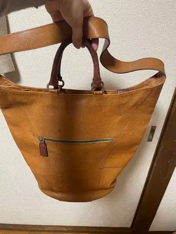 카멜색 가죽 숄더백