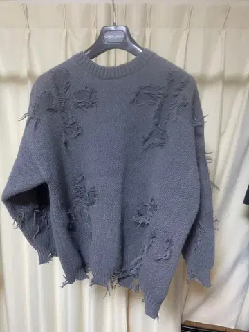 남성용 니트 그레이 데미지 가공 오버 사이즈 니트