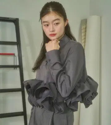 정가 7000엔 그레이 프릴 달린 긴팔 셔츠
