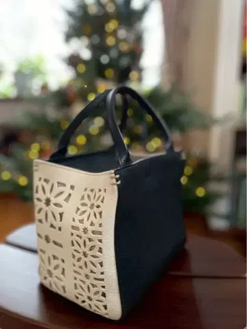 가죽 토트백 블랙과 화이트 컷 아웃 디자인