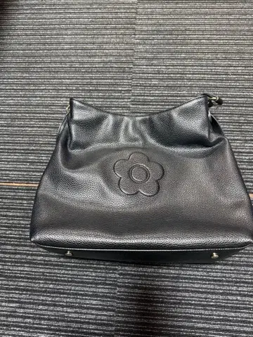 MARYQUANT 슈링크 데이지 엠보싱 토트백