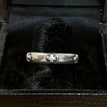 로리 로드킨 고딕 실버 스터드 반지