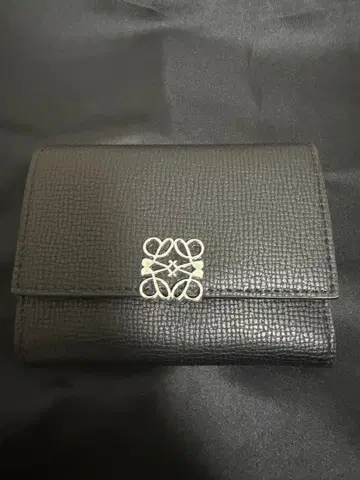 블랙 엠보 가죽 접이식 지갑