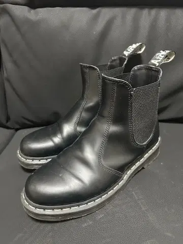 [ Dr.Martens ] 블랙 사이드 고어 부츠 가죽