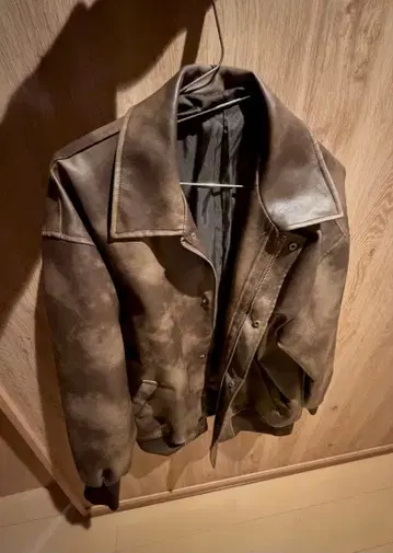 다크 브라운 가죽 자켓