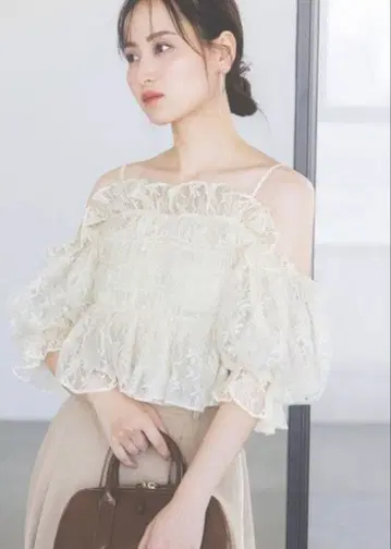 SNIDEL 스나이델 Sustainable 개더 오프숄더 블라우스