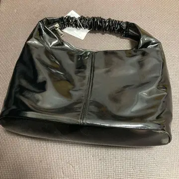 [ 새상품 ] BEAUTY&YOUTH 페이크 에나멜 개더 원 핸들 백