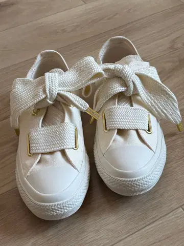 CONVERSE 화이트 리본 포함 스니커즈 25cm